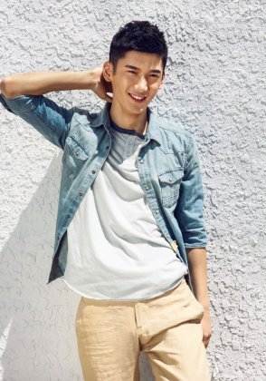 90后帅气男明星刘芮麟展阳光帅气一面