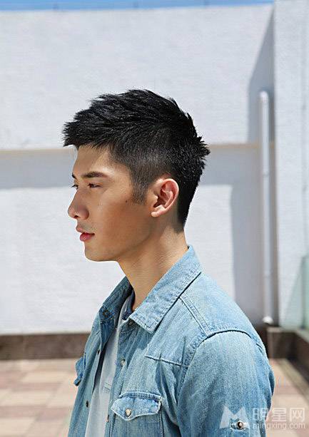 90后帅气男明星刘芮麟展阳光帅气一面