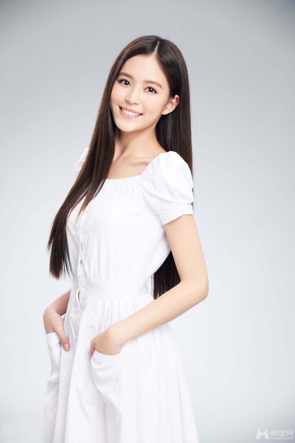 寻找爱的冒险演员温心白裙显清纯可人