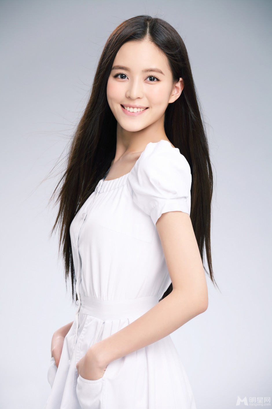 寻找爱的冒险演员温心白裙显清纯可人