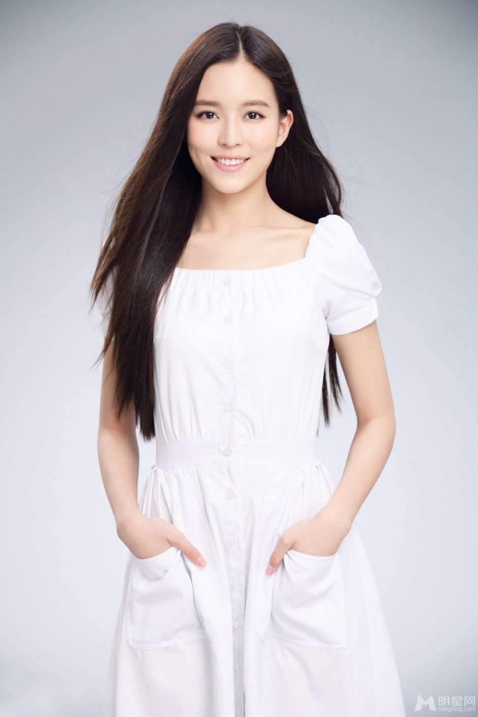 寻找爱的冒险演员温心白裙显清纯可人