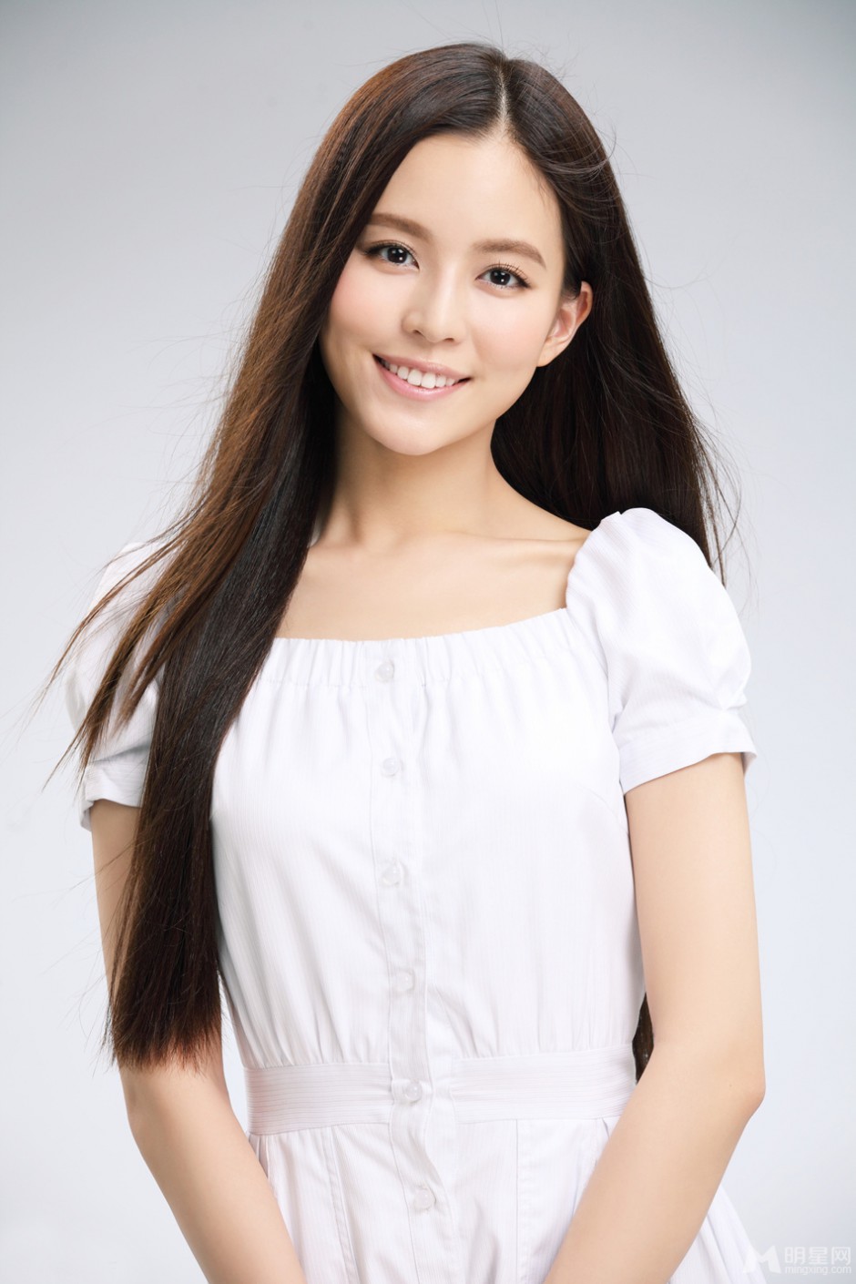 寻找爱的冒险演员温心白裙显清纯可人