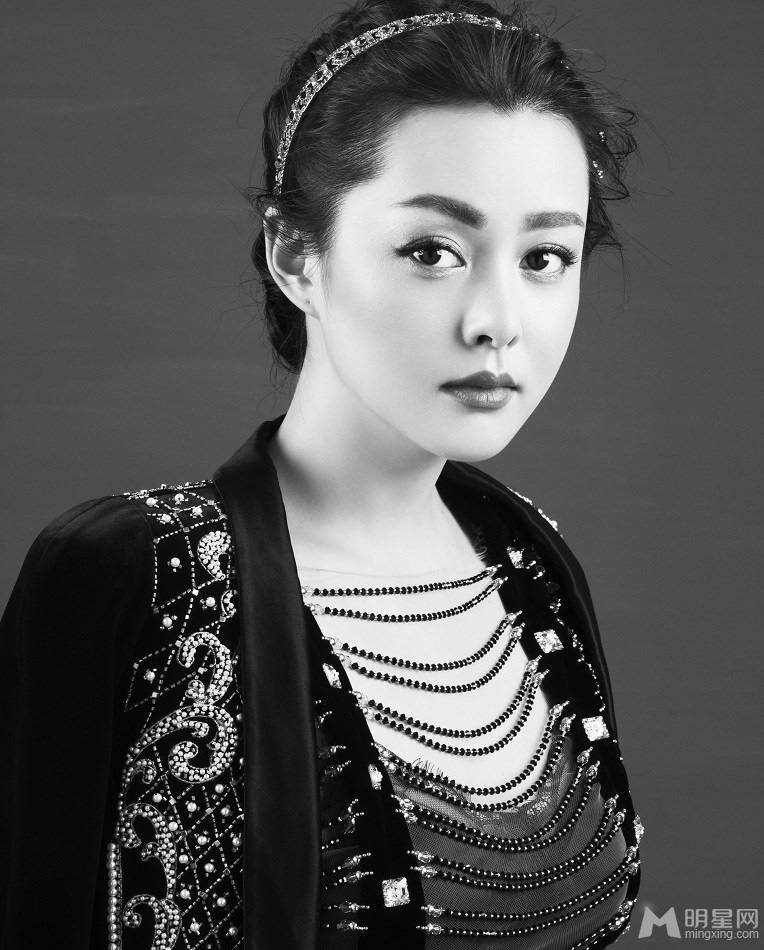 内地气质女演员刘一含尽显优雅女人味