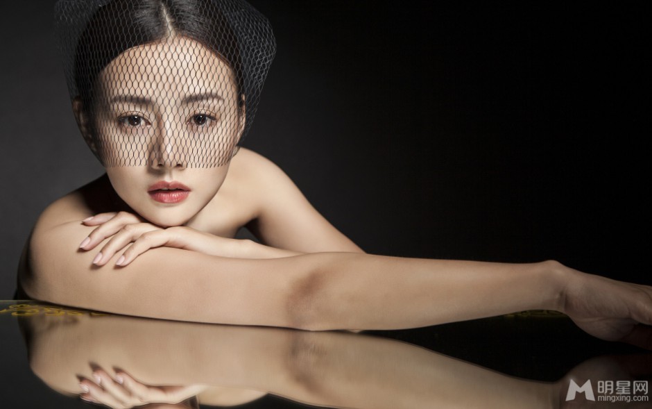 妈妈向前冲演员王靖云展现复古妩媚风情