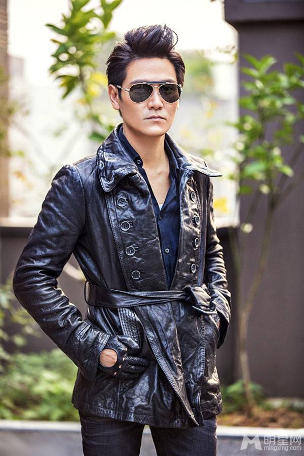 香港演员丁子峻黑色夹克潮范十足