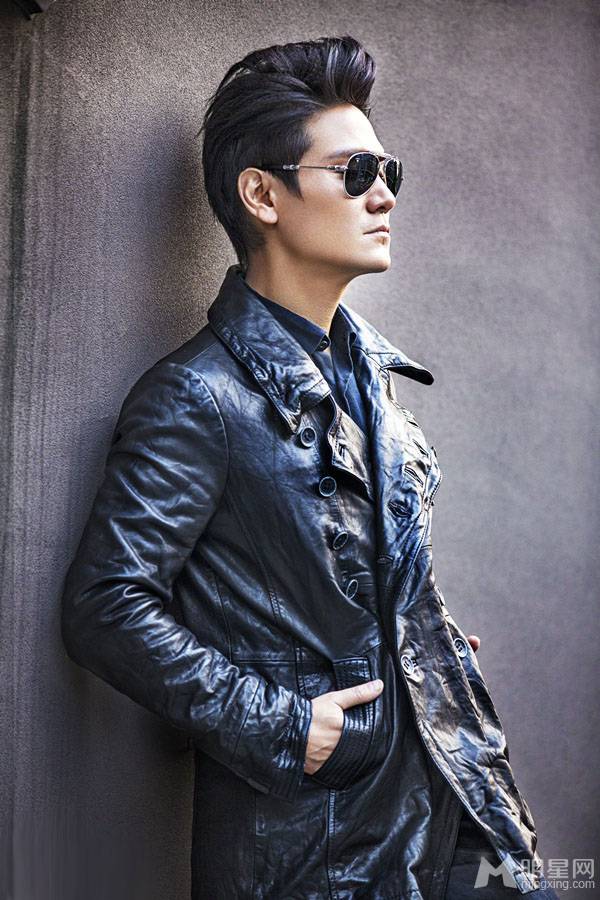 香港演员丁子峻黑色夹克潮范十足