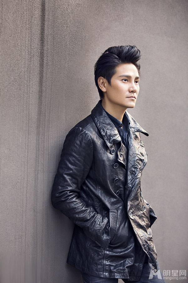 香港演员丁子峻黑色夹克潮范十足