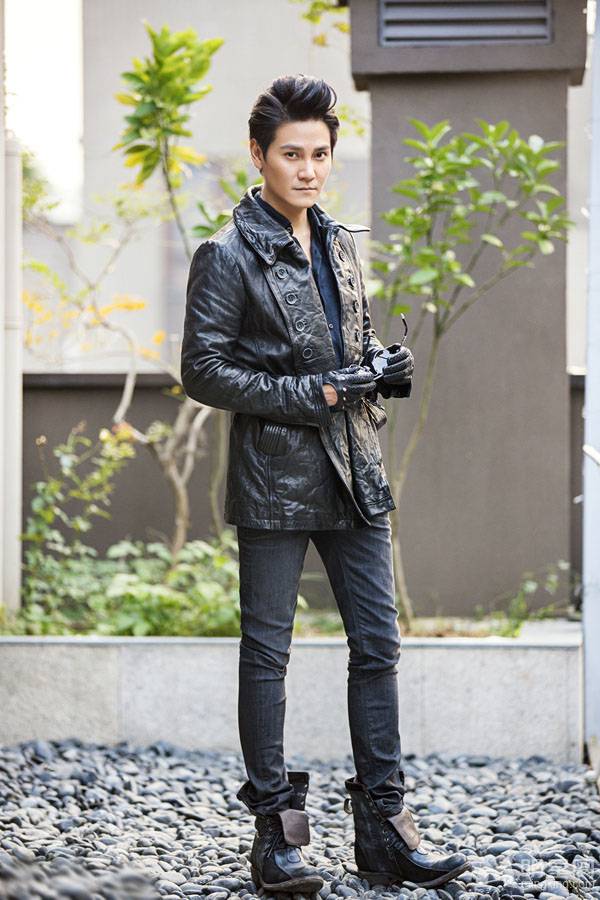 香港演员丁子峻黑色夹克潮范十足