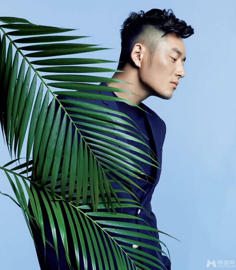 影视演员李东学卷发造型展个性魅力