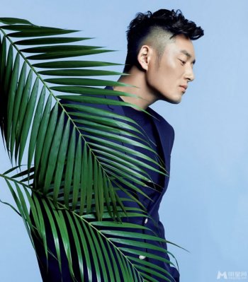 影视演员李东学卷发造型展个性魅力