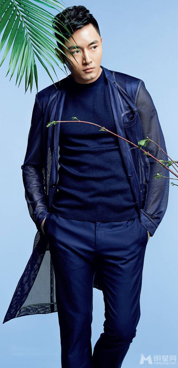 影视演员李东学卷发造型展个性魅力