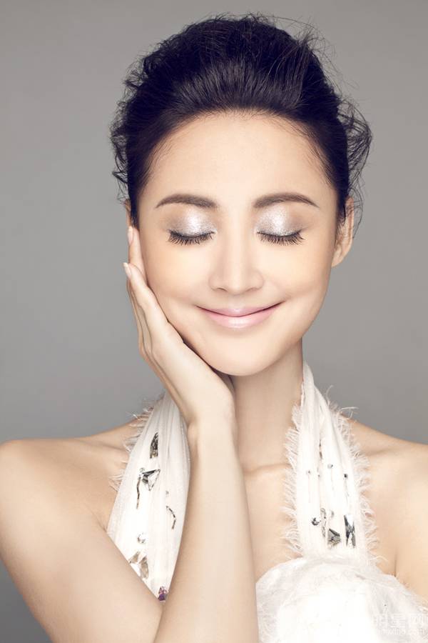 新闺蜜时代演员张歆艺清新时尚又不失性感