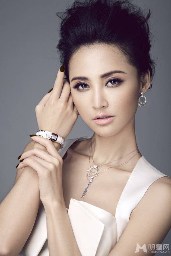 新闺蜜时代演员张歆艺清新时尚又不失性感