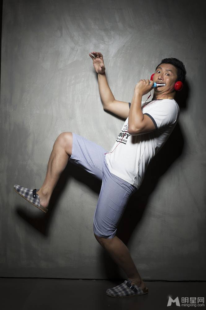 中国70后男演员涂松岩变身搞怪呆萌大叔