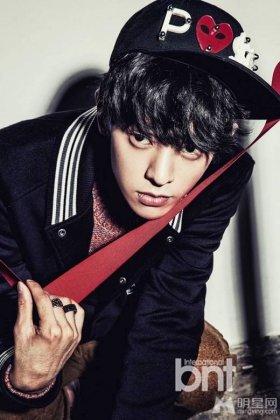 韩国摇滚男歌手郑俊英酷帅造型秒杀路人