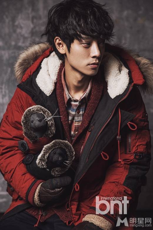 韩国摇滚男歌手郑俊英酷帅造型秒杀路人