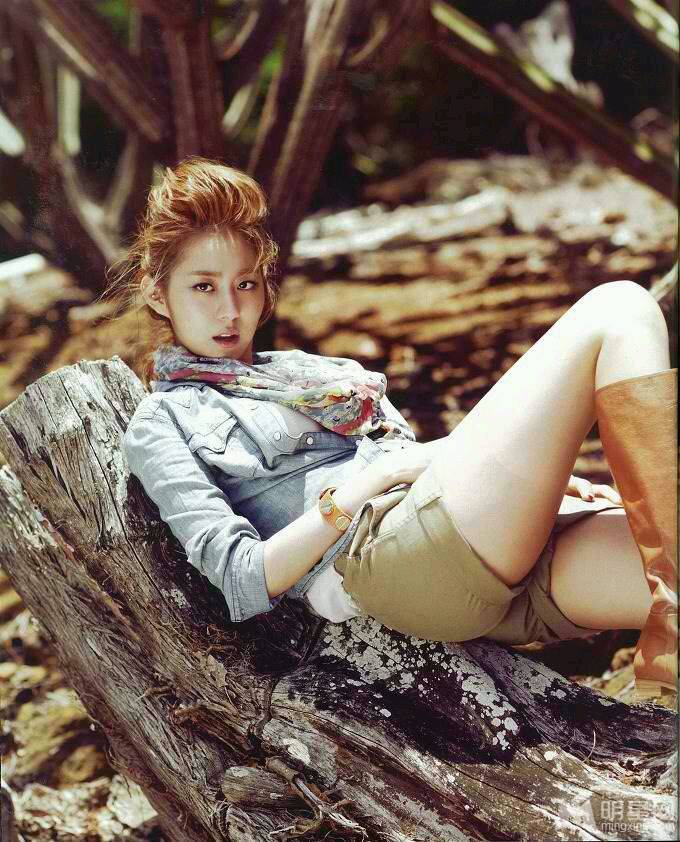 韩国80后女明星金宥真休闲随性户外写真