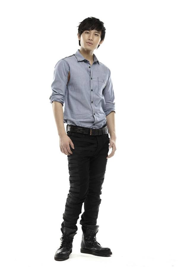 中国美男明星成毅休闲装扮写真