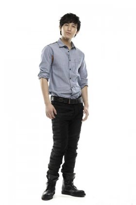 中国美男明星成毅休闲装扮写真