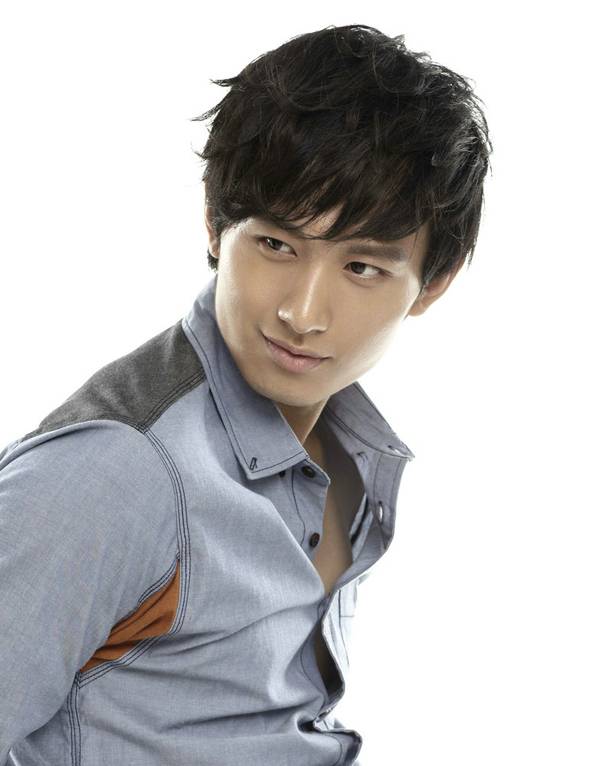 中国美男明星成毅休闲装扮写真