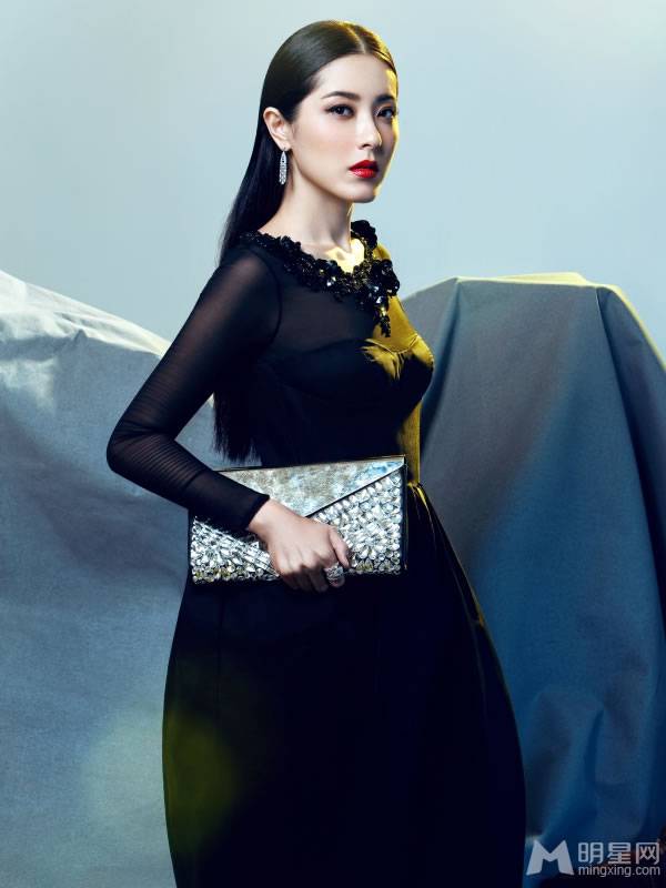 影视演员曾黎烈焰红唇展妩媚风情