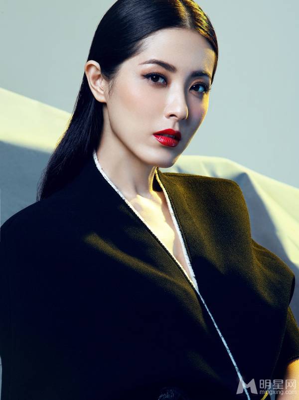 影视演员曾黎烈焰红唇展妩媚风情