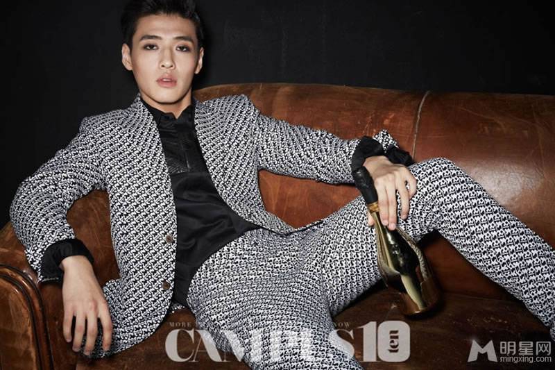 韩国90后小鲜肉姜河那冷峻眼神帅气十足