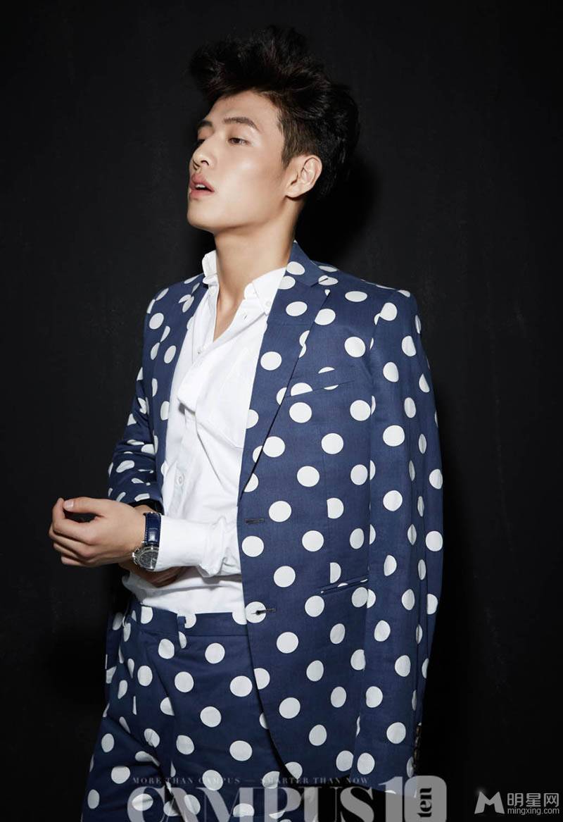 韩国90后小鲜肉姜河那冷峻眼神帅气十足