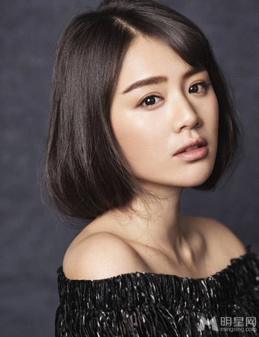 解救吾先生演员马思纯小露香肩气质写真