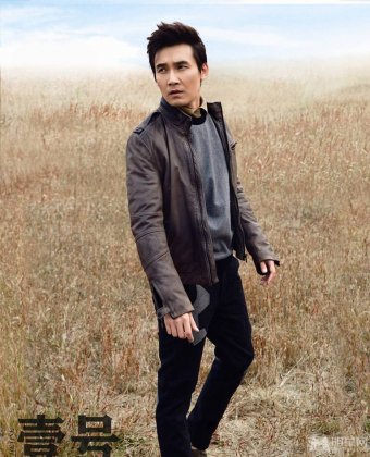 内地演员张铎眼神坚定硬朗写真