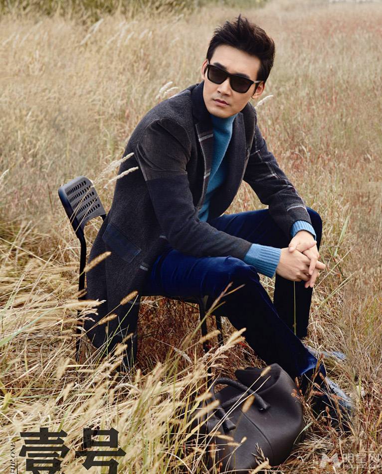 内地演员张铎眼神坚定硬朗写真