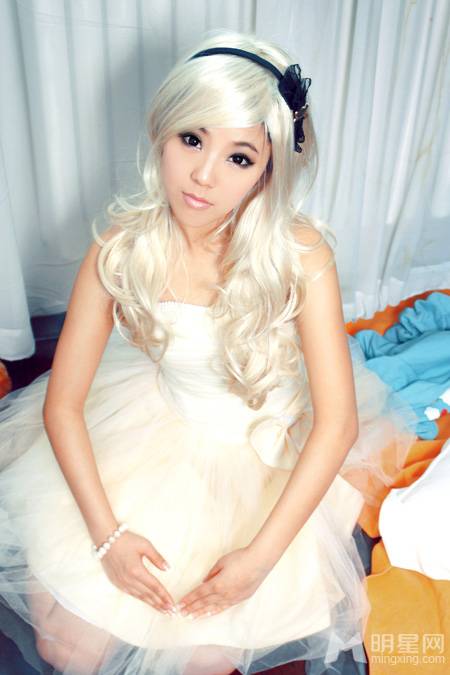 演员赵奕欢写真演绎可爱芭比娃娃