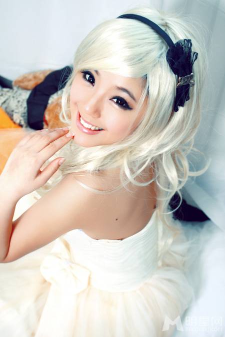 演员赵奕欢写真演绎可爱芭比娃娃