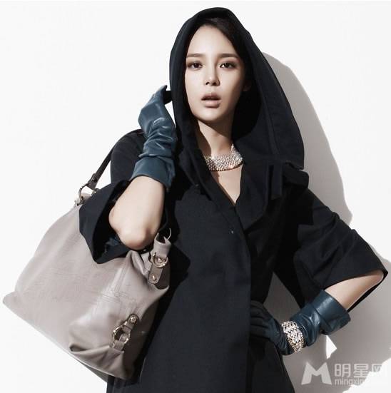 三圣母扮演者朴美宣包包代言写真