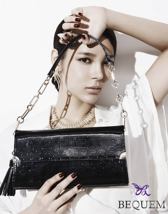 三圣母扮演者朴美宣包包代言写真