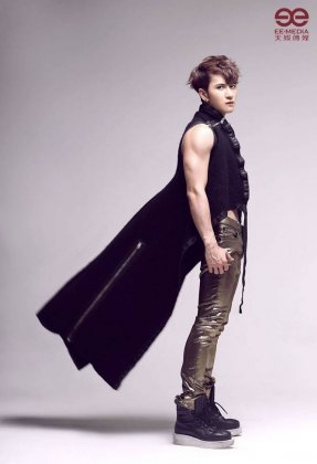 至上励合成员刘洲成帅气写真秀强健肌肉