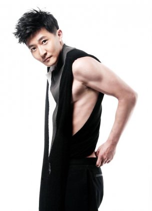演员郭京飞秀身材展阳刚之气