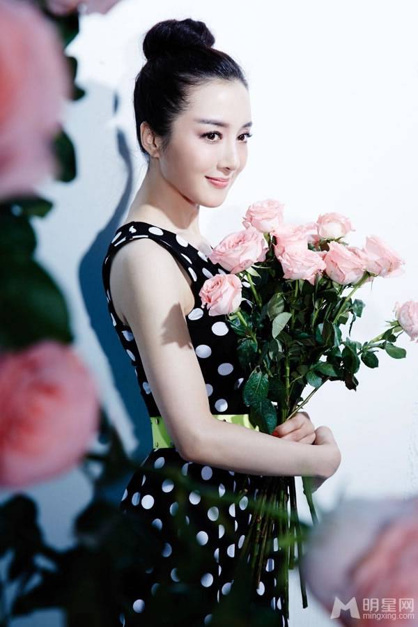 影视演员李依晓手捧鲜花情人节写真