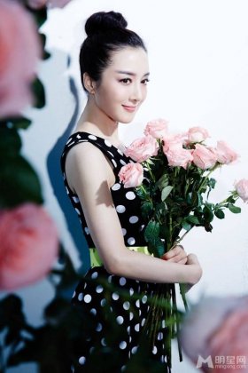 影视演员李依晓手捧鲜花情人节写真