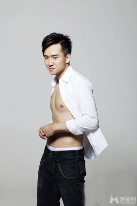 演员翟天临帅气写真照片
