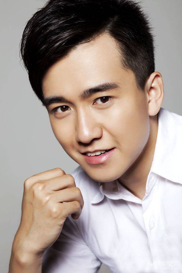 演员翟天临帅气写真照片