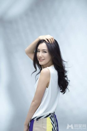 天生丽质的女明星秦岚时尚写真