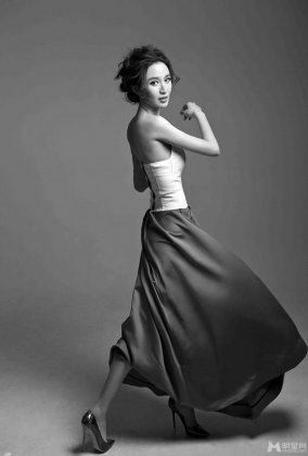 影视演员张萌性感时尚黑白写真