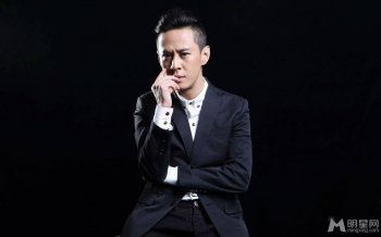 马浴柯西服尽显时尚帅气写真图片