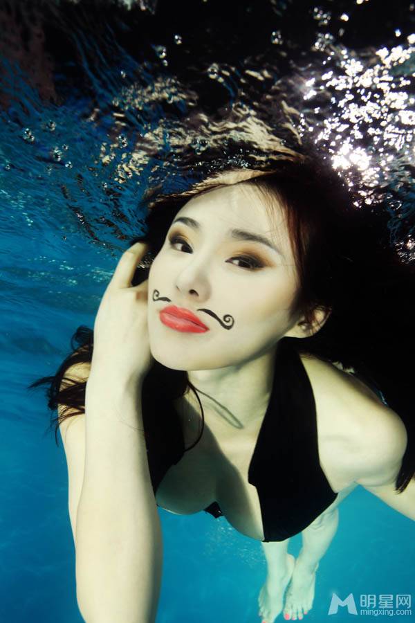 演员郑宜涵水下唯美意境图片