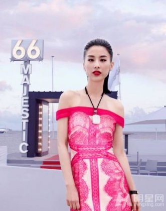 妩媚妖娆女星黄圣依性感街拍大片