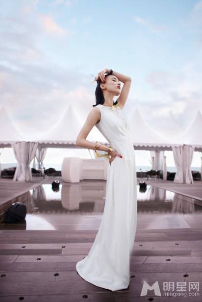 妩媚妖娆女星黄圣依性感街拍大片