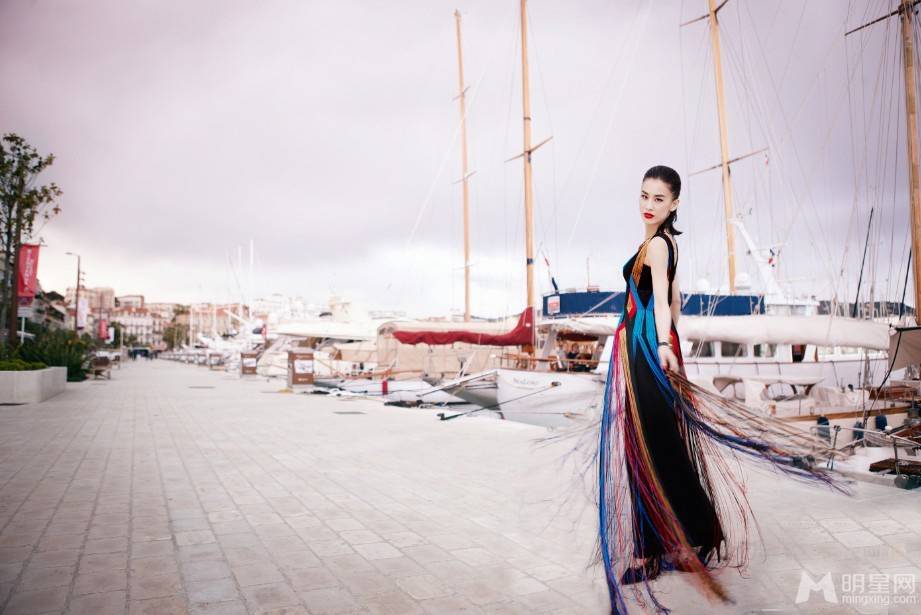 妩媚妖娆女星黄圣依性感街拍大片