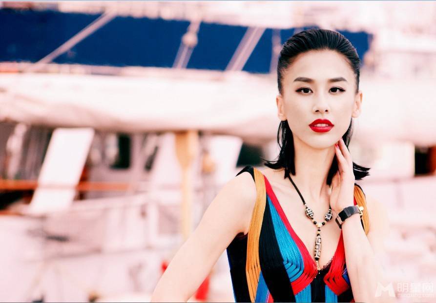 妩媚妖娆女星黄圣依性感街拍大片