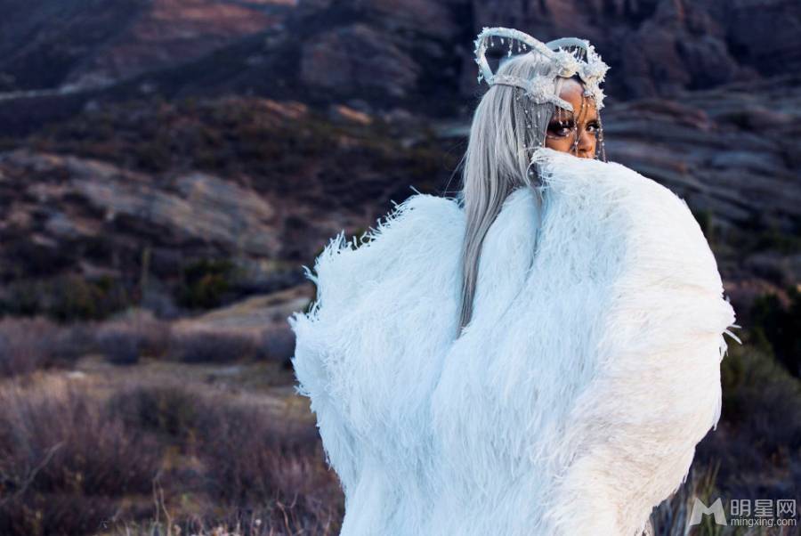 另类时尚教主蕾哈娜化身白发魔女写真大片